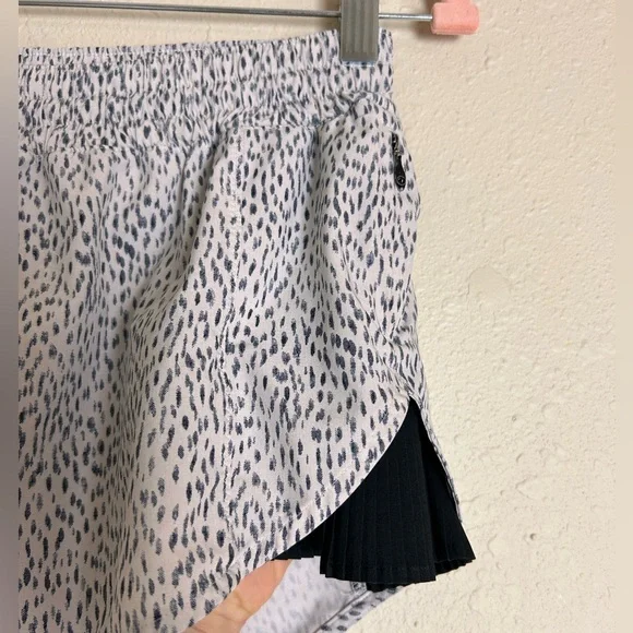 Lululemon Pleat To Street Short Dottie Dash White Black - Picture 2 of 5